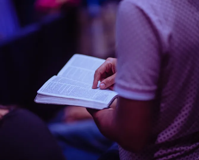 Homme lisant sa Bible