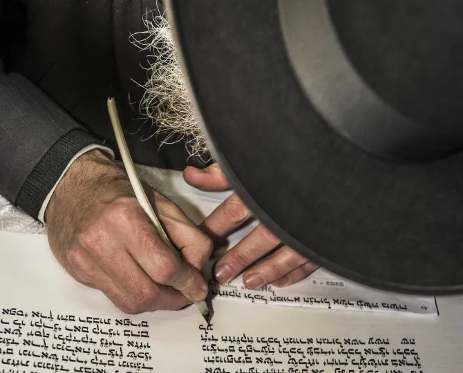 Juif écrivant en hébreux